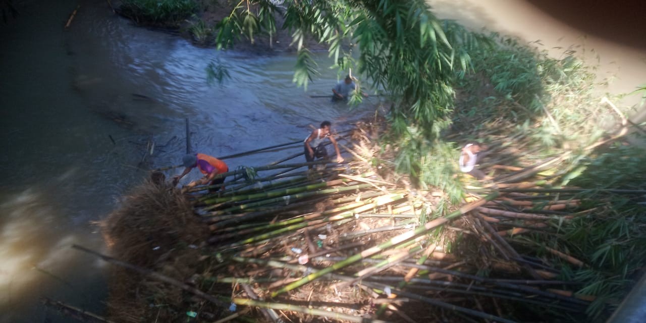 Kerja bakti  pembersihan dampak banjir Desa Kemiri Lor Kecamatan Kemiri 