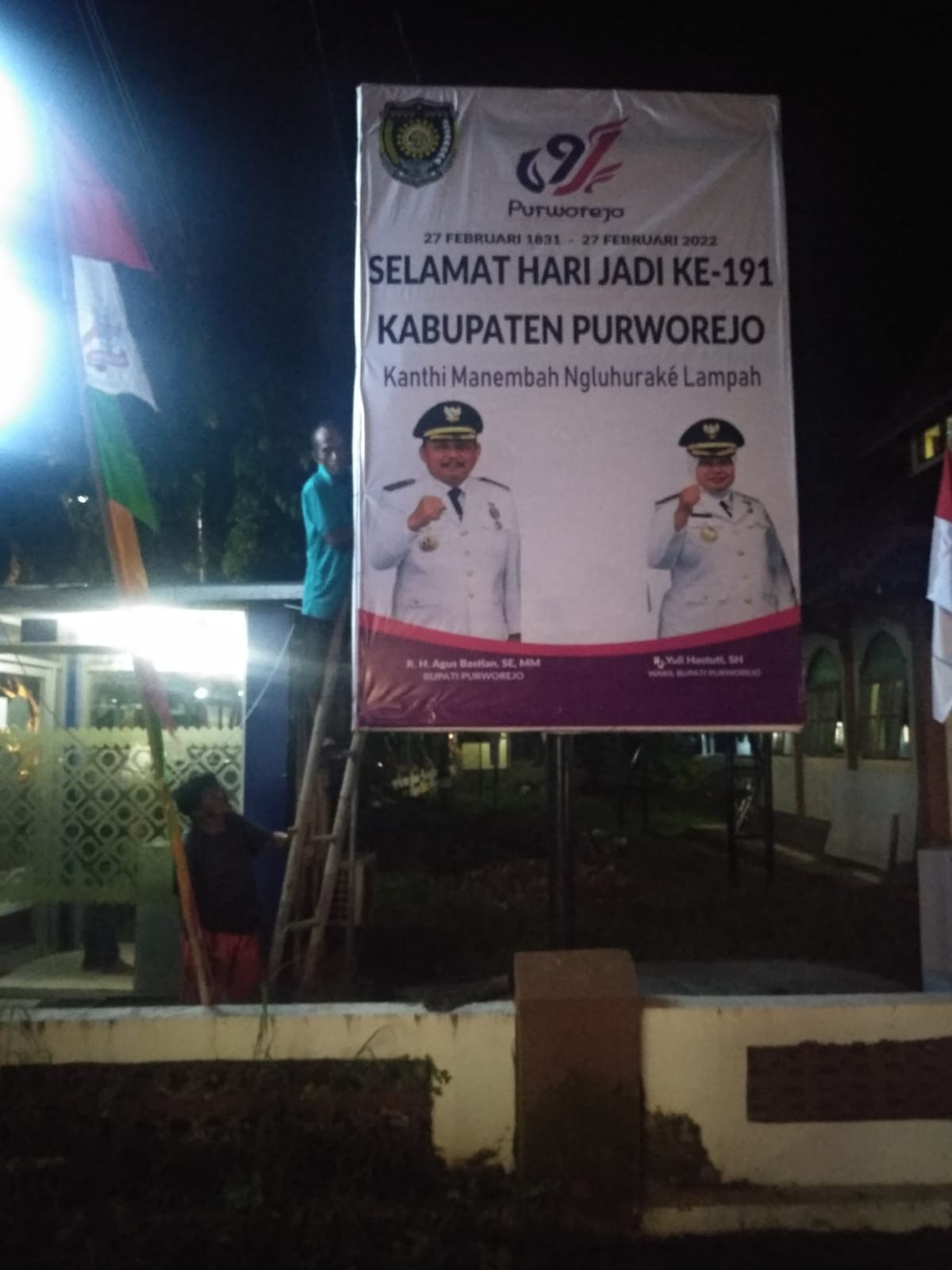 Proses Pemasangan Banner Selamat Hari Jadi ke 191 Kabupaten Purworejo 