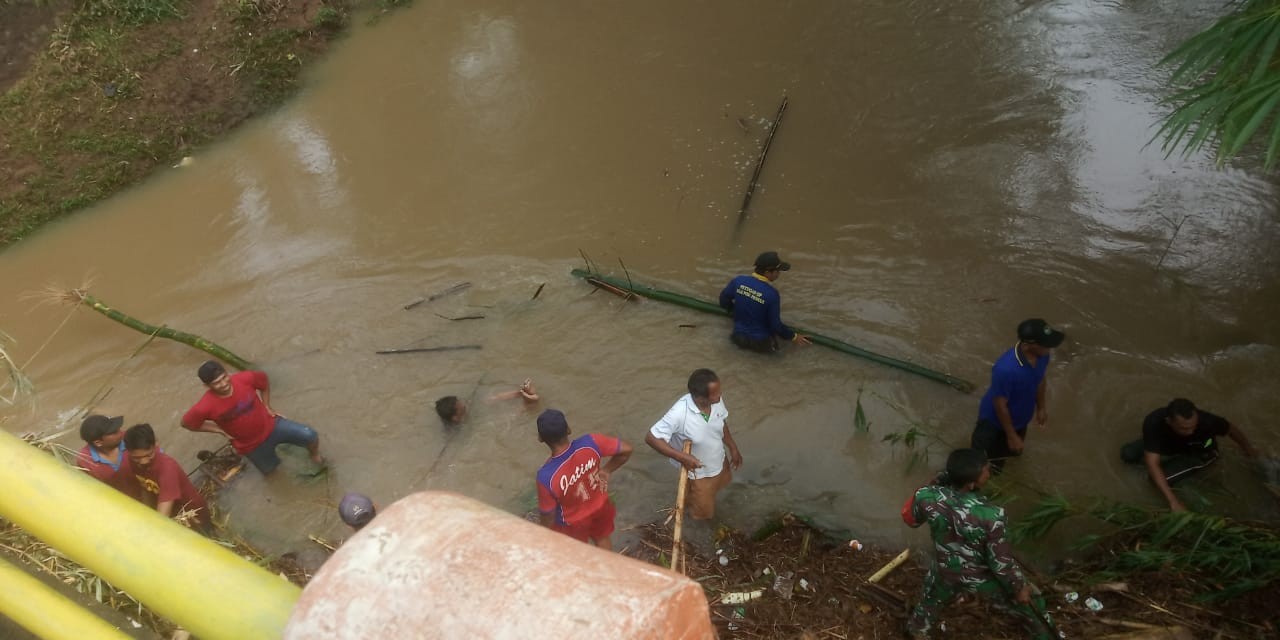 Kerja bakti  pembersihan dampak banjir Desa Rowobayem  Kecamatan Kemiri