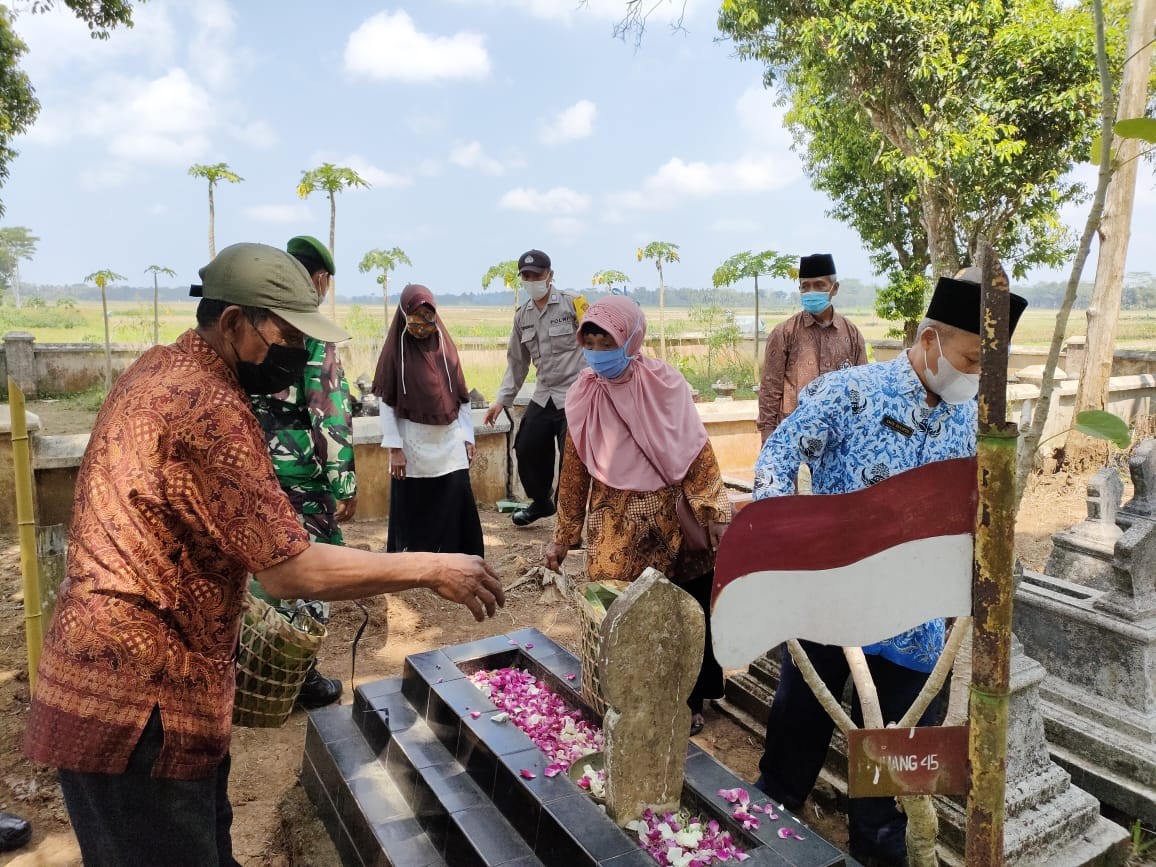 Ziarah ke Makam Pahlawan wilayah Kecamatan Kemiri Tahun 2021 